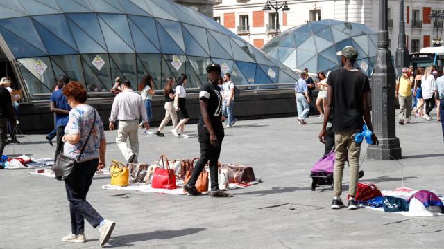 Puestos de Top Manta en la Plaza del Sol de Madrid.