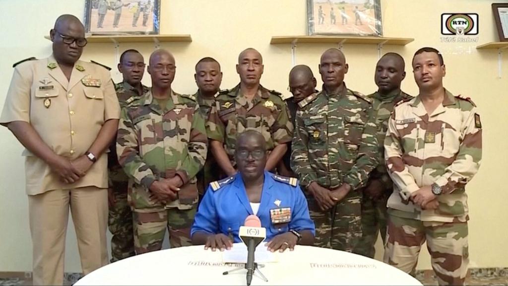 Miembros del ejército informando sobre el motín a través de la televisión pública de Níger.