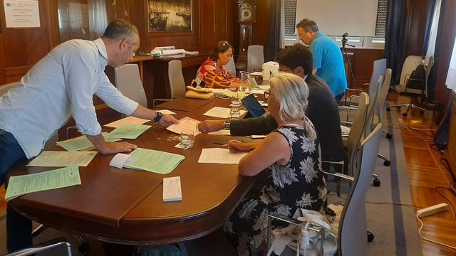 Varias personas trabajan con las actas de las expropiaciones.