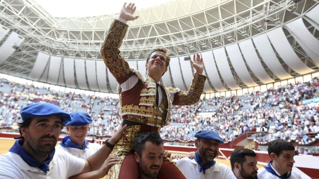 Julián López Escobar, 'El Juli', sale a hombros en la plaza de toros de San Sebastián.