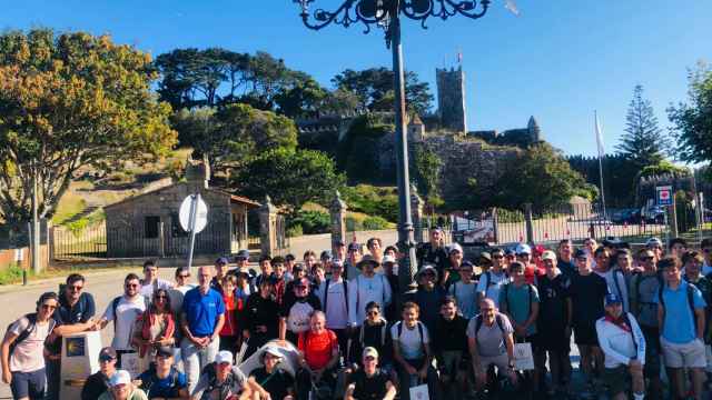 El grupo de peregrinos mexicanos frente a la fortaleza de Baiona.