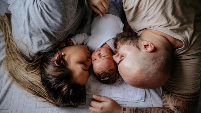 Imagen de archivo de unos padres con su bebé.