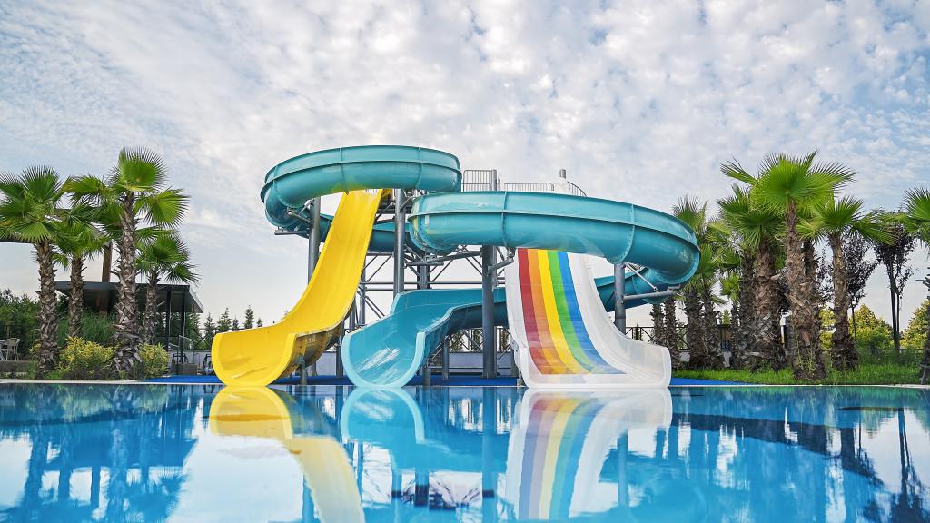 Disfruta de los toboganes y la piscina para refrescarte este verano en Madrid.