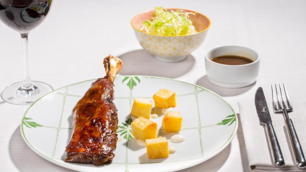 Paletilla de chivo lechal de raza malagueña pura con salsa pastoril y patatitas rustidas al ajillo.