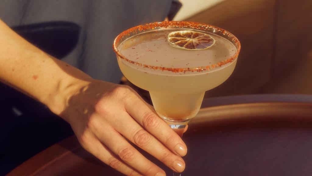 Grapefruit Pisco Collins a base de pisco, zumo de limón, azúcar y zumo de pomelo rosa.