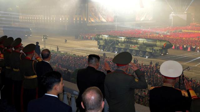 El líder norcoreano, Kim Jong-Un, junto con el ministro de Defensa ruso y un miembro del partido Comunista chino en Pionyang.