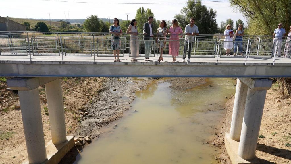 La consejera de Movilidad y Transformación Digital, María González Corral, visita el resultado de las obras de construcción del itinerario peatonal alternativo a la carretera VA-913 a su paso por Medina de Rioseco (Valladolid).