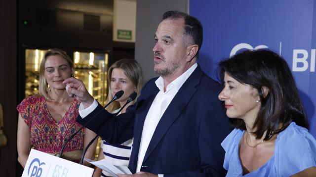 El presidente del PP vasco, Carlos Iturgaiz, comparece para analizar los resultados de las elecciones generales celebradas este domingo.