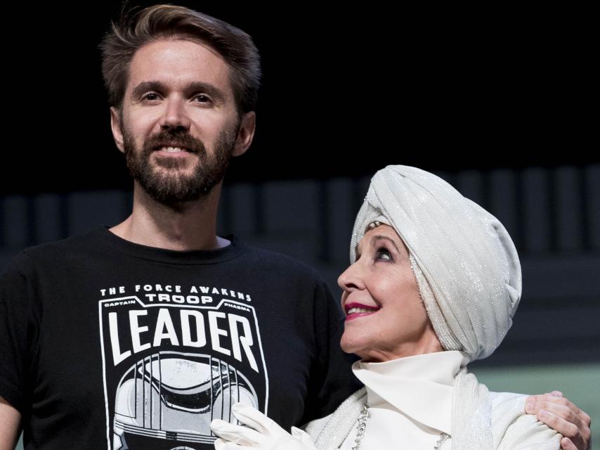 Concha Velasco junto a su hijo mayor, Manuel, en la presentación de la obra 'El funeral', en 2018.