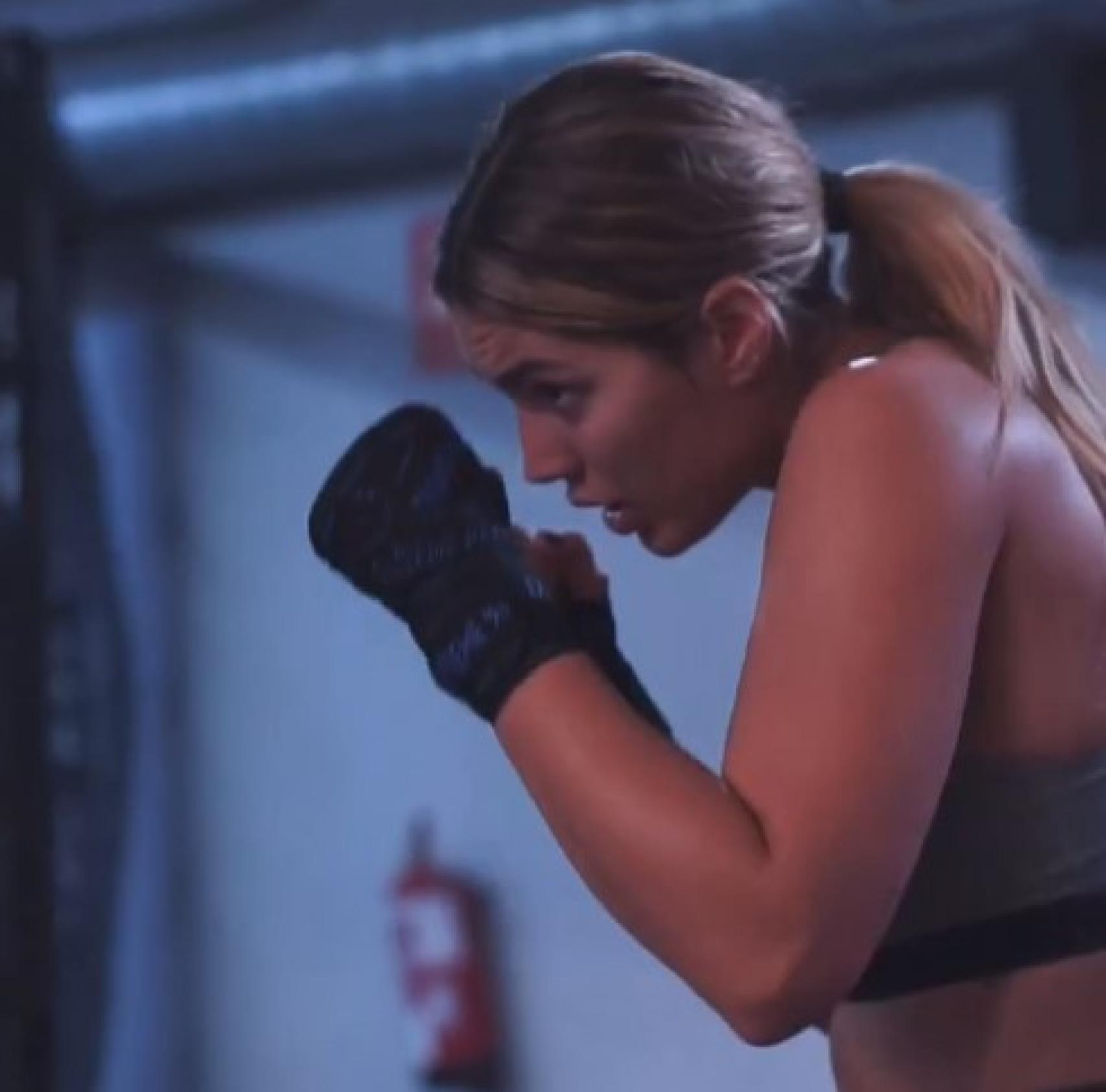 Michelle Calvó practicando boxeo.