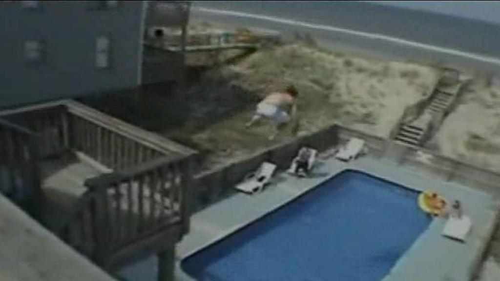 Fragmento del vídeo de un británico haciendo 'balconing'.