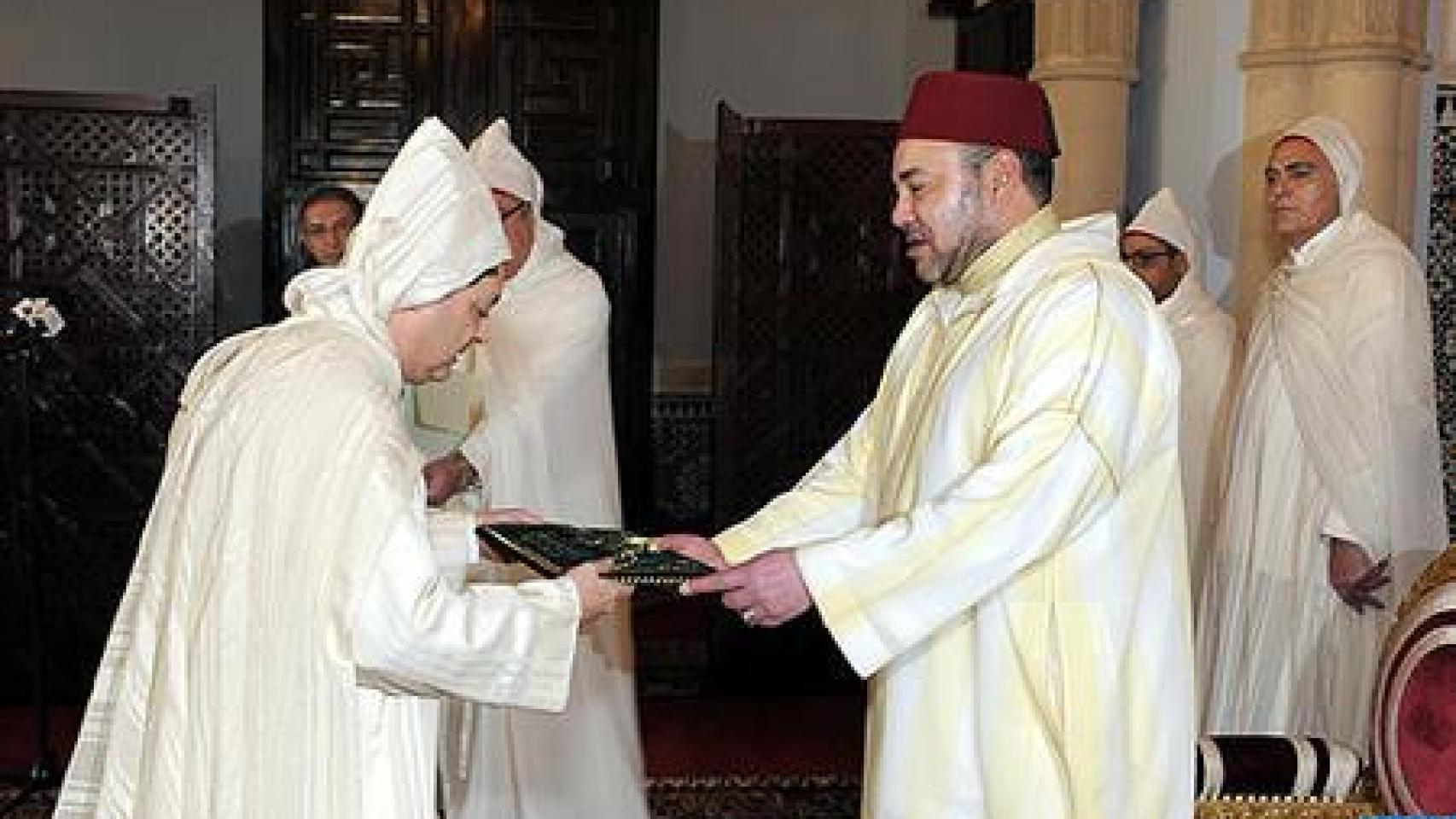 Fadel Benyaich, ex embajador en España, junto al rey Mohamed VI