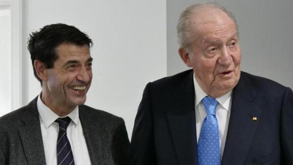 El doctor Manuel Sánchez y el Rey Emérito, Juan Carlos I, en una visita médica en Barcelona.