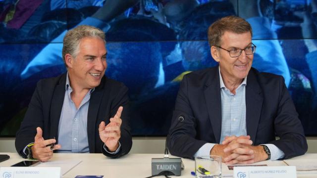Elías Bendodo y Alberto Núñez Feijóo, en la junta nacional del partido.