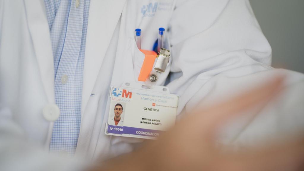Detalle de la identificación del doctor Moreno Pelayo en la solapa de su bata