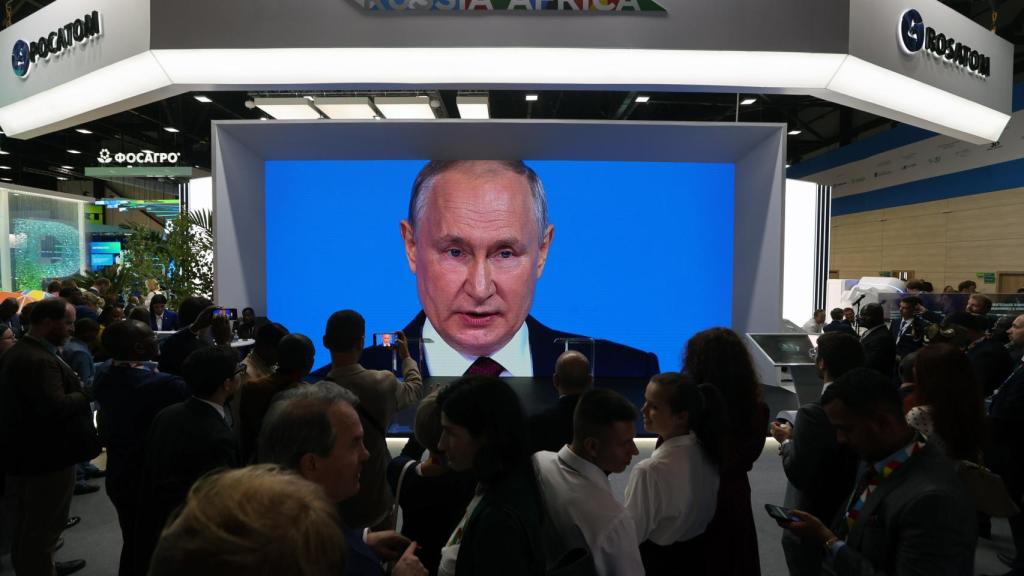 Putin  se dirige a la sesión plenaria del Foro Económico y Humanitario de la Segunda Cumbre 'Rusia-África' en San Petersburgo.