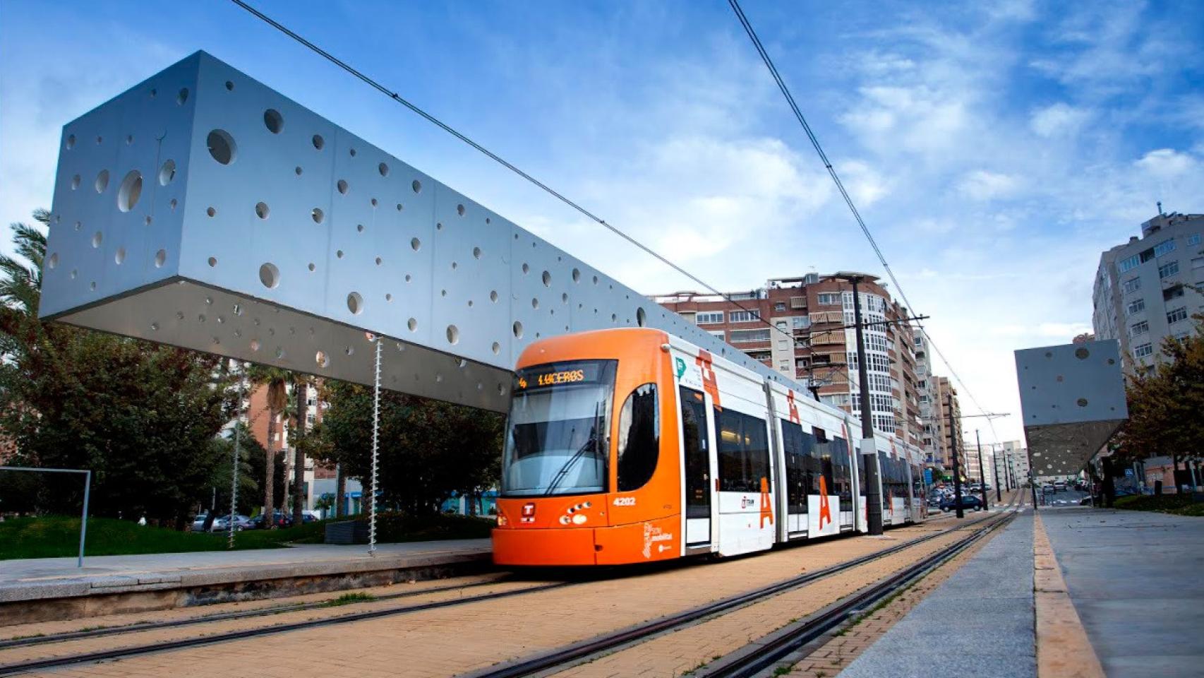 TRAM de Alicante estacionado en el parada de Sergio Candell.