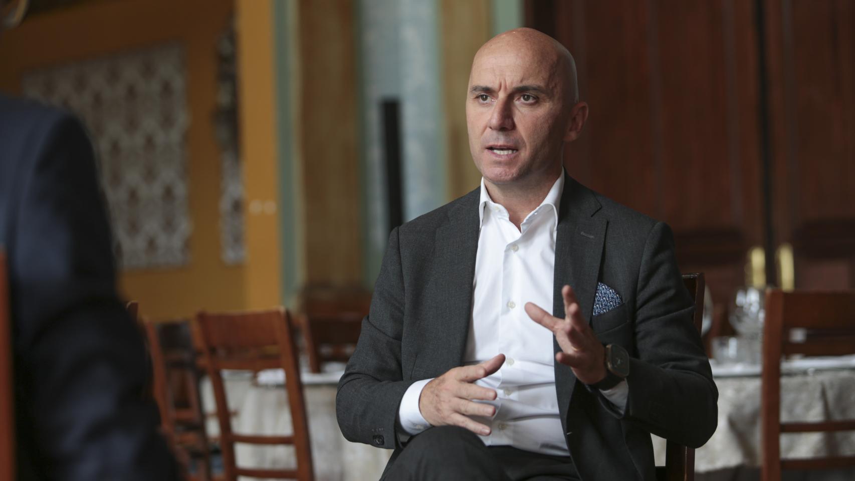 Simone Gorini, CEO de Iryo, durante la entrevista.