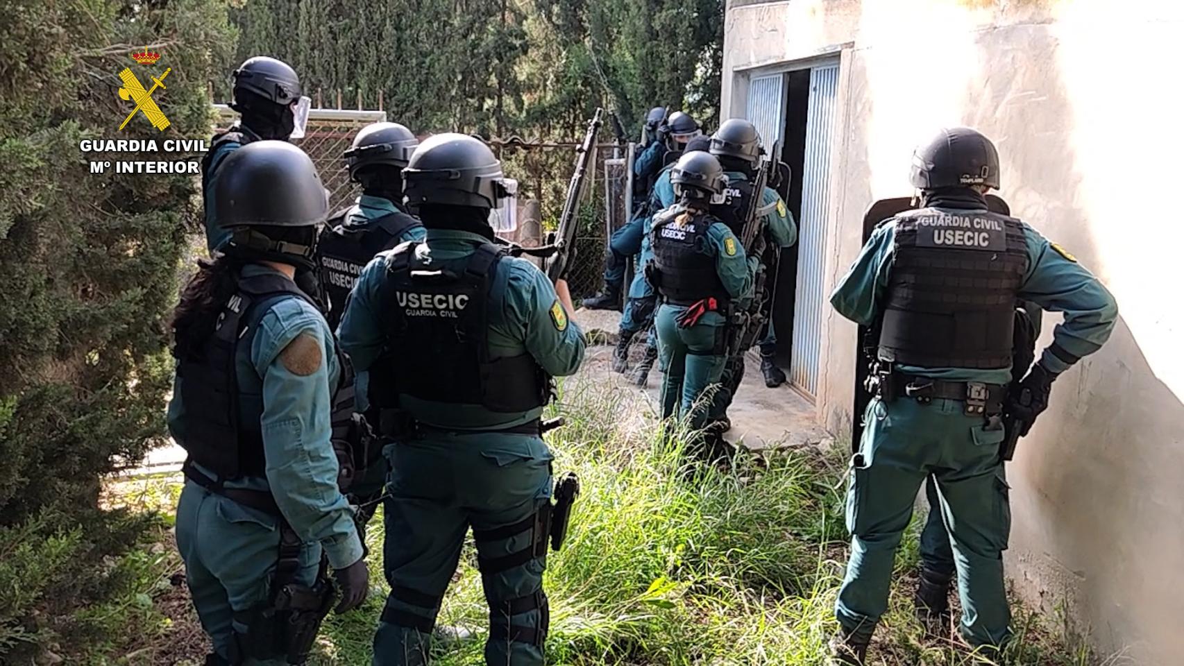 Los agentes de la Operación Epsa entran en la casa de Aspe donde se producjo el tiroteo.