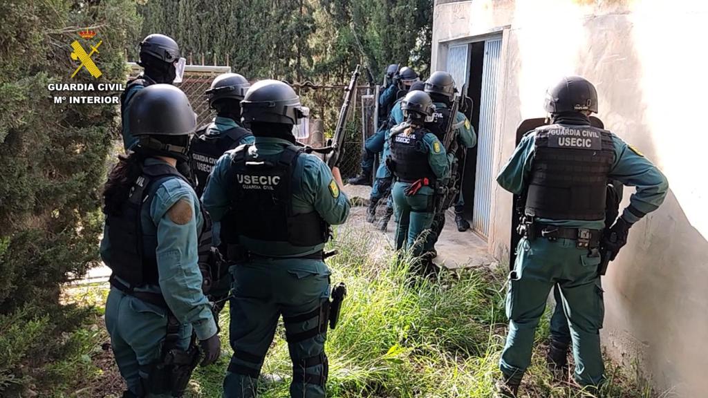 Los agentes de la Operación Epsa entran en la casa de Aspe donde se producjo el tiroteo.