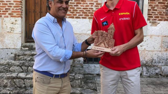 El alcalde de Simancas, Alberto Plaza, con el jugador de baloncesto Sergio de Larrea