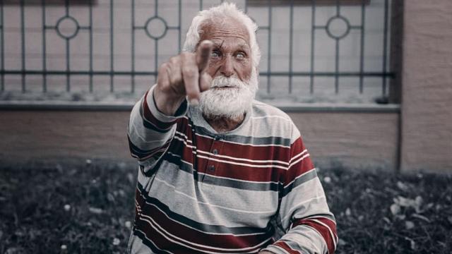 Un anciano con síntomas de demencia.