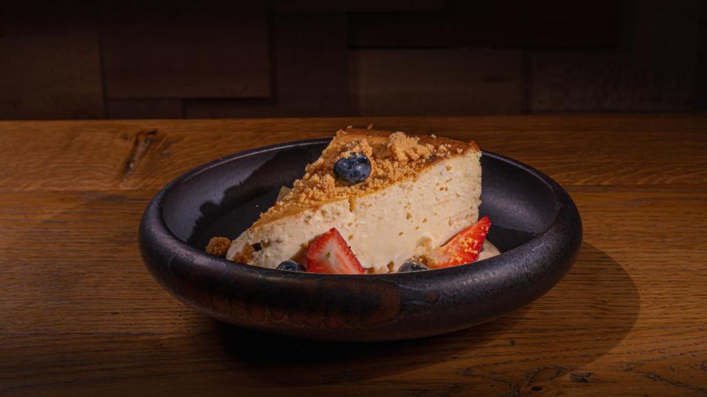 Tarta cremosa de queso con frutos rojos y yuzu