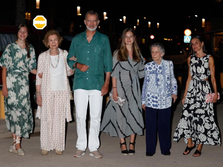 El rey Felipe VI con guayaberas y zapatillas en Mallorca.