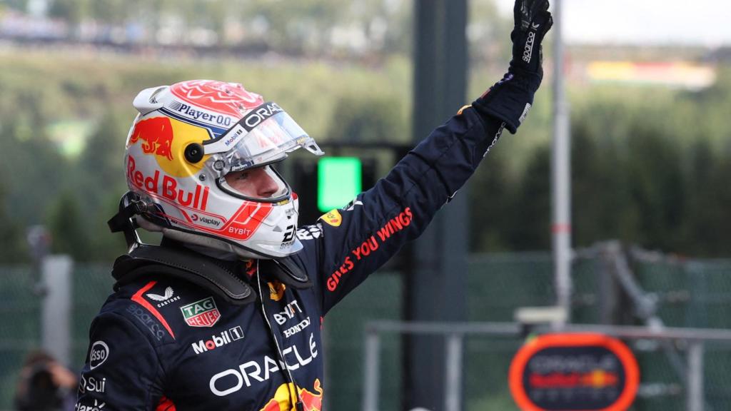 Verstappen saluda a los aficionados tras la clasificación en el GP de Bélgica.