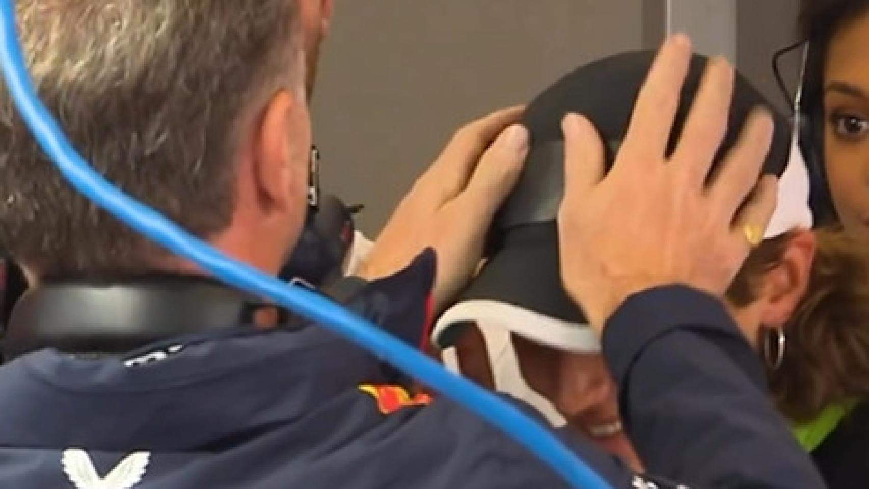 El momento en el que Horner le pone un esparadrapo a la invitada sobre el escudo de Ferrari.