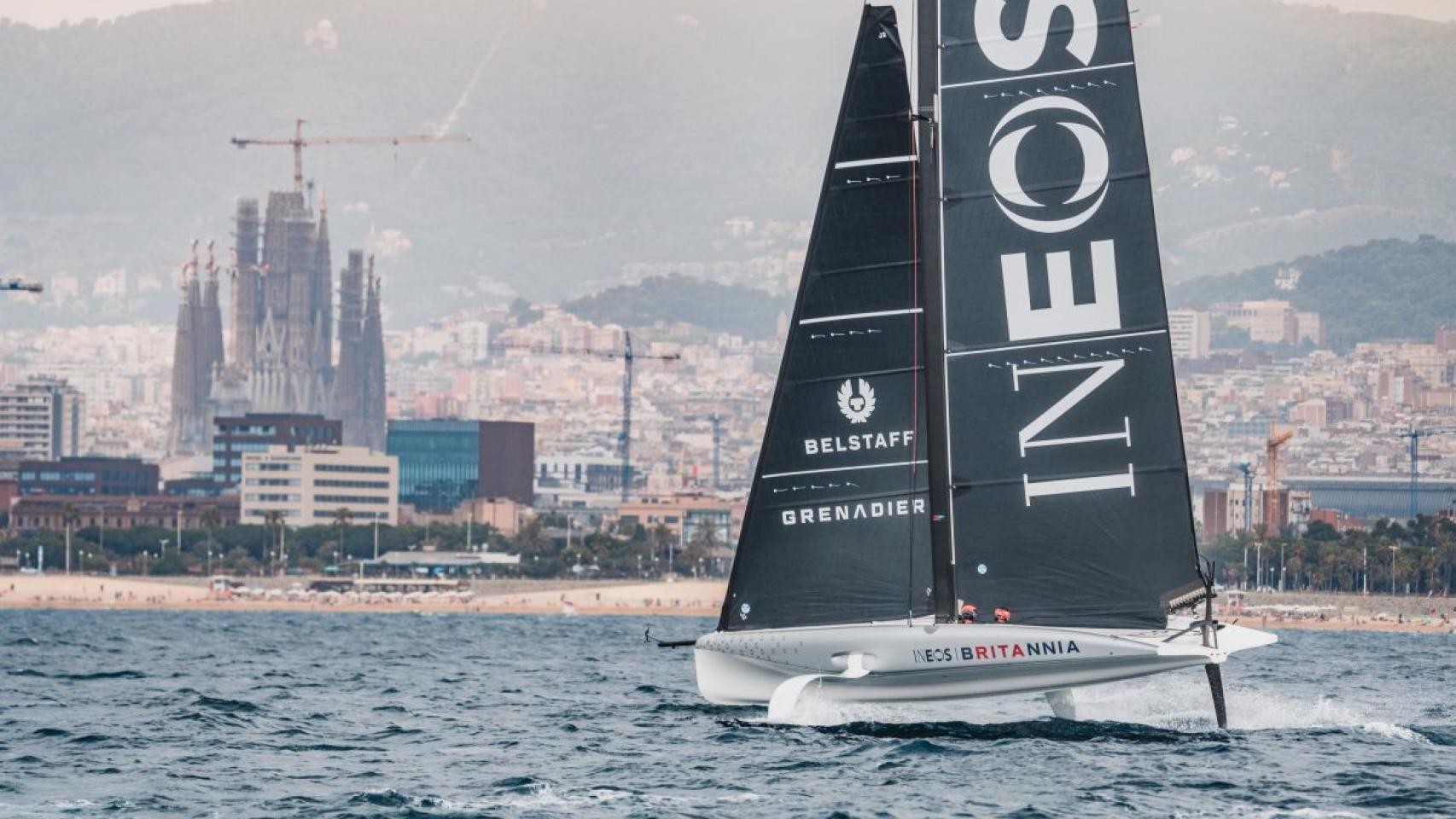 El AC40 Athena de INEOS Britannia, en su primer entrenamiento en aguas de Barcelona
