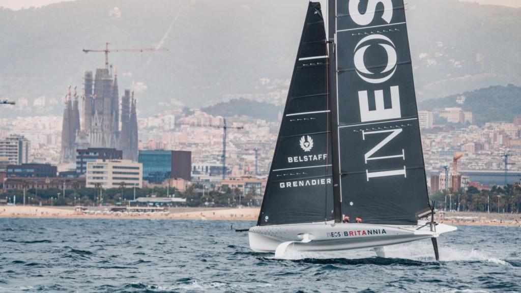 El AC40 Athena de INEOS Britannia, en su primer entrenamiento en aguas de Barcelona