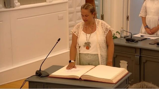 Eva Henche jurando su cargo.