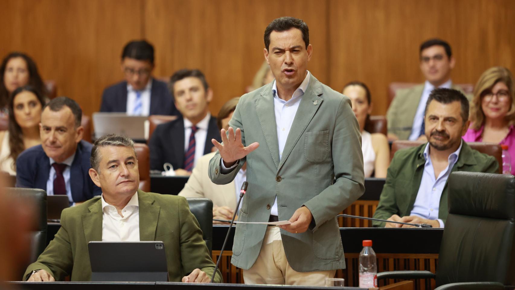 Juanma Moreno, en el pleno del parlamento andaluz