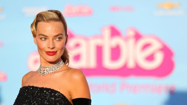 La actriz Margot Robbie, protagonista de 'Barbie', posa durante la premier de la película en Los Ángeles, California.