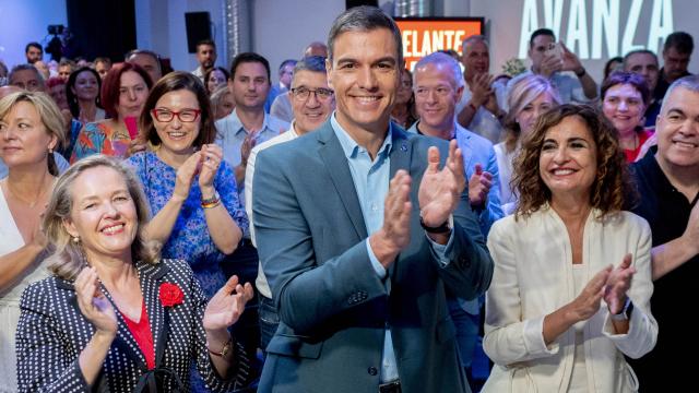 La vicepresidenta primera y ministra de Economía, Nadia Calviño; el secretario general del PSOE y presidente del Gobierno, Pedro Sánchez, y la ministra de Hacienda y Función Pública, María Jesús Montero.