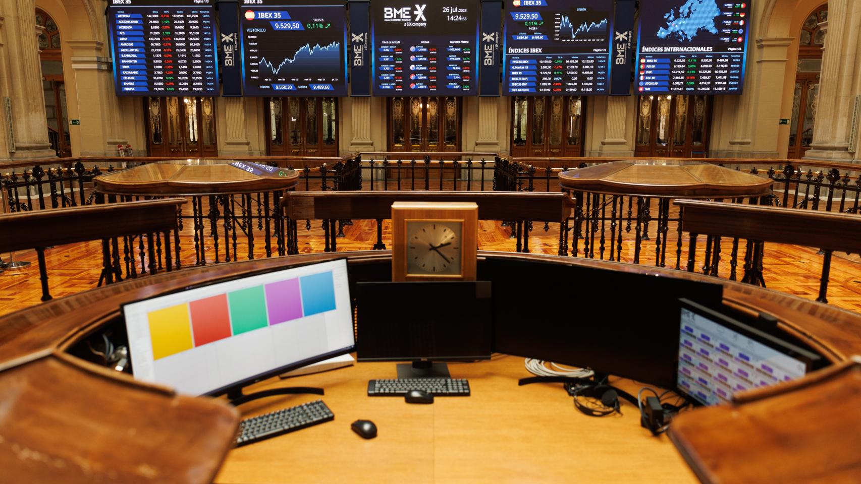 Paneles del Ibex 35 en el interior del Palacio de la Bolsa de Madrid.