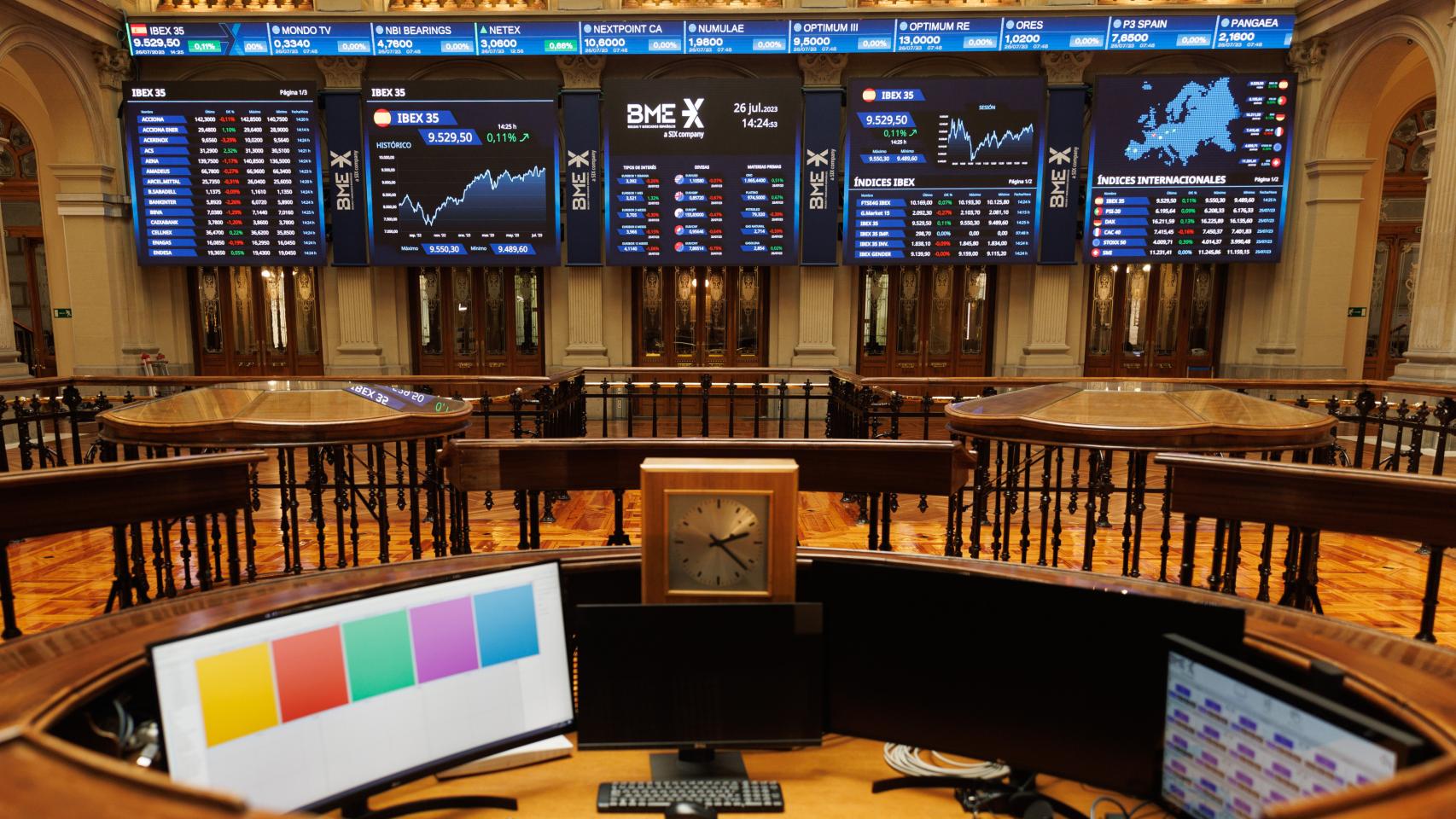 Paneles del Ibex 35 en el interior del Palacio de la Bolsa de Madrid.