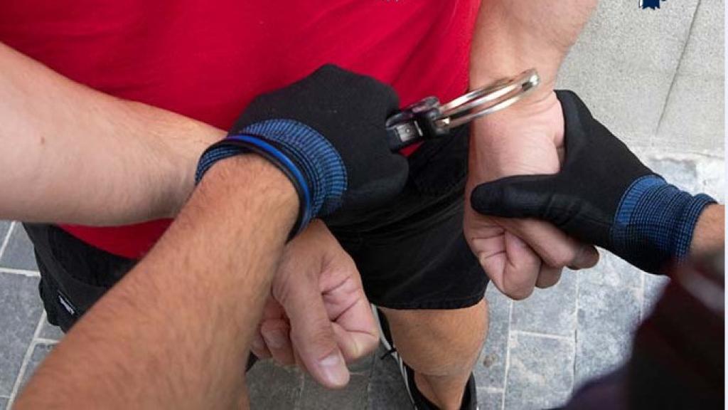 Detenido el hombre por intentar estrangular a su mujer en Madrid.