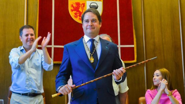 Ignacio Vázquez tomando posesión como alcalde de Torrejón.
