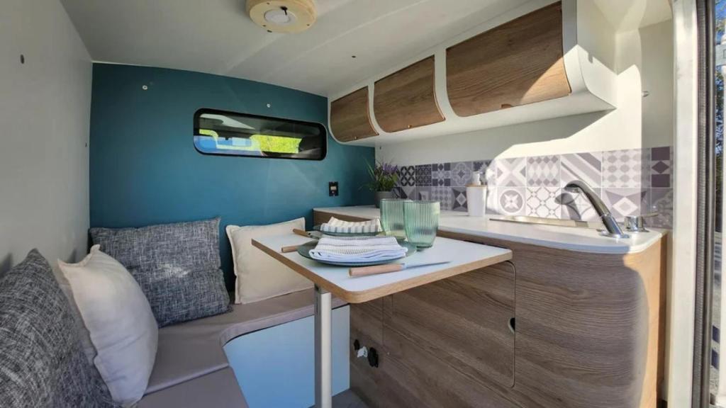 Interior de la autocaravana Tiny-Van