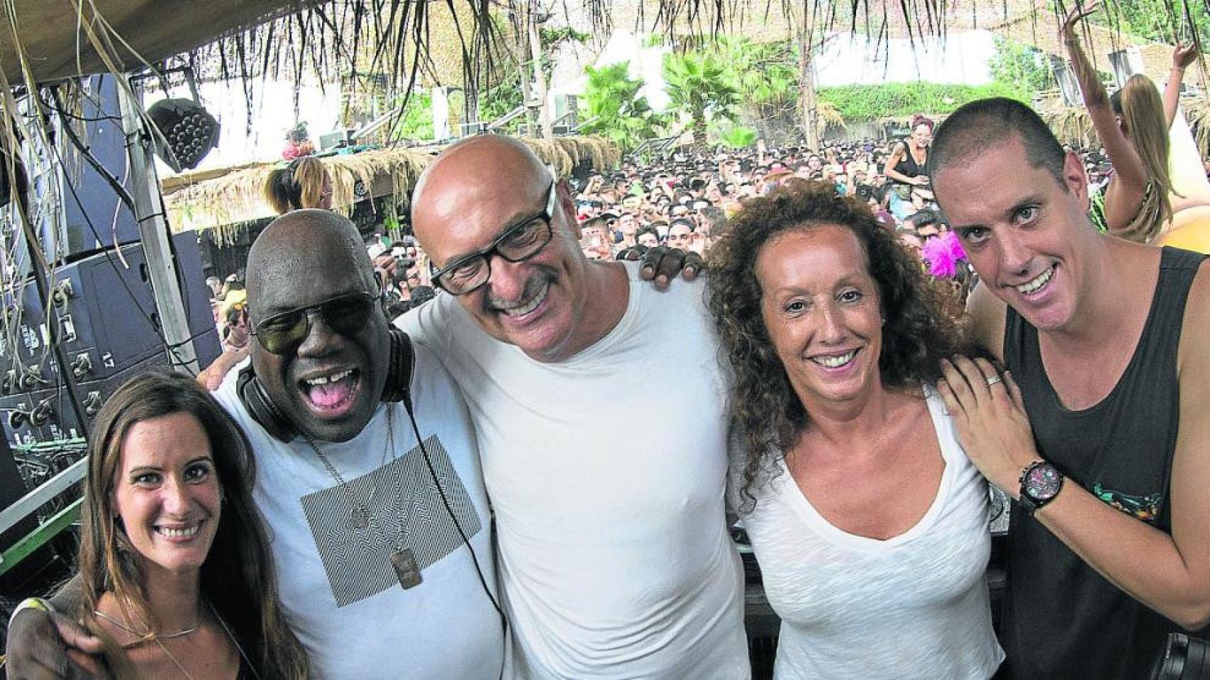 Juan Arnau (centro) junto al DJ Carl Cox, su mujer Mari Cruz Lasierra y sus dos hijos, Juan y Cruz