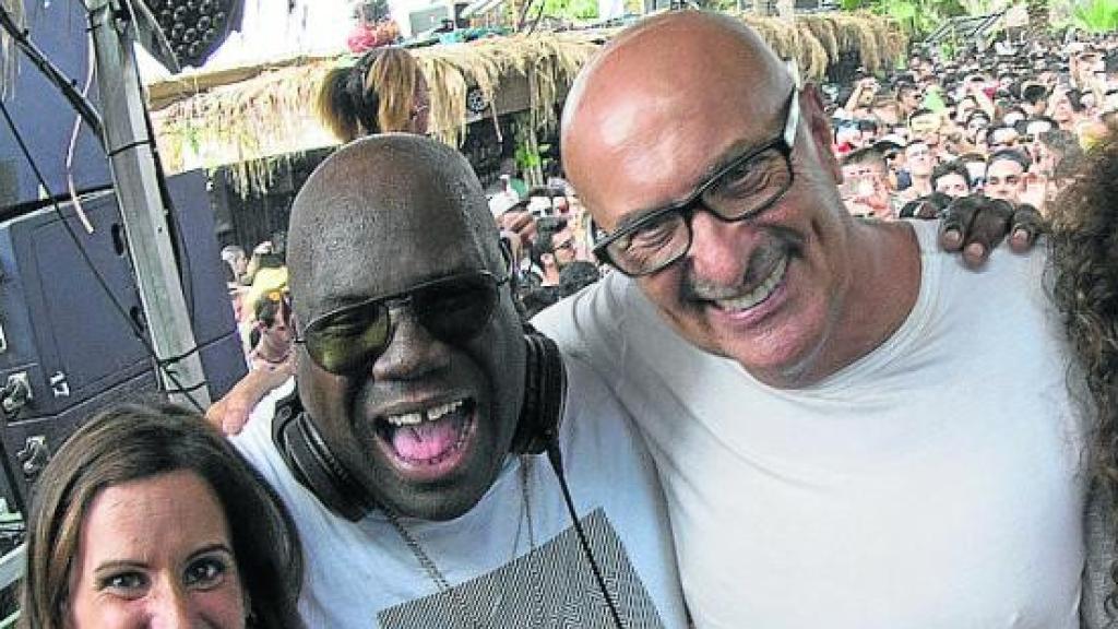 Juan Arnau (centro) junto al DJ Carl Cox, su mujer Mari Cruz Lasierra y sus dos hijos, Juan y Cruz