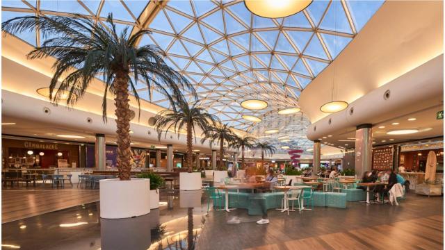 Zona de restauración en el centro comercial
