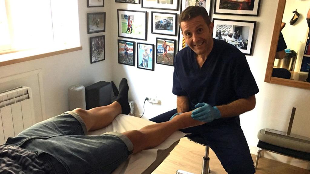 El fisioterapeuta Quique Torralba en consulta.