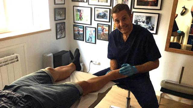 El fisioterapeuta Quique Torralba en consulta.