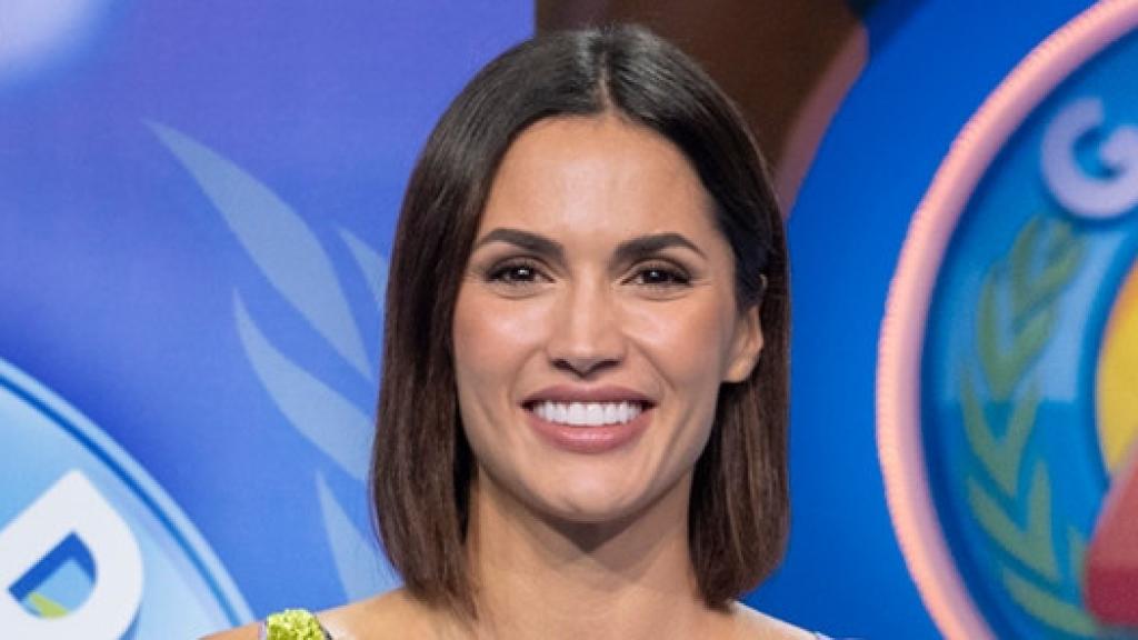 Michelle Calvó, presentadora en 'Grand Prix', y una imagen de cuando era niña.