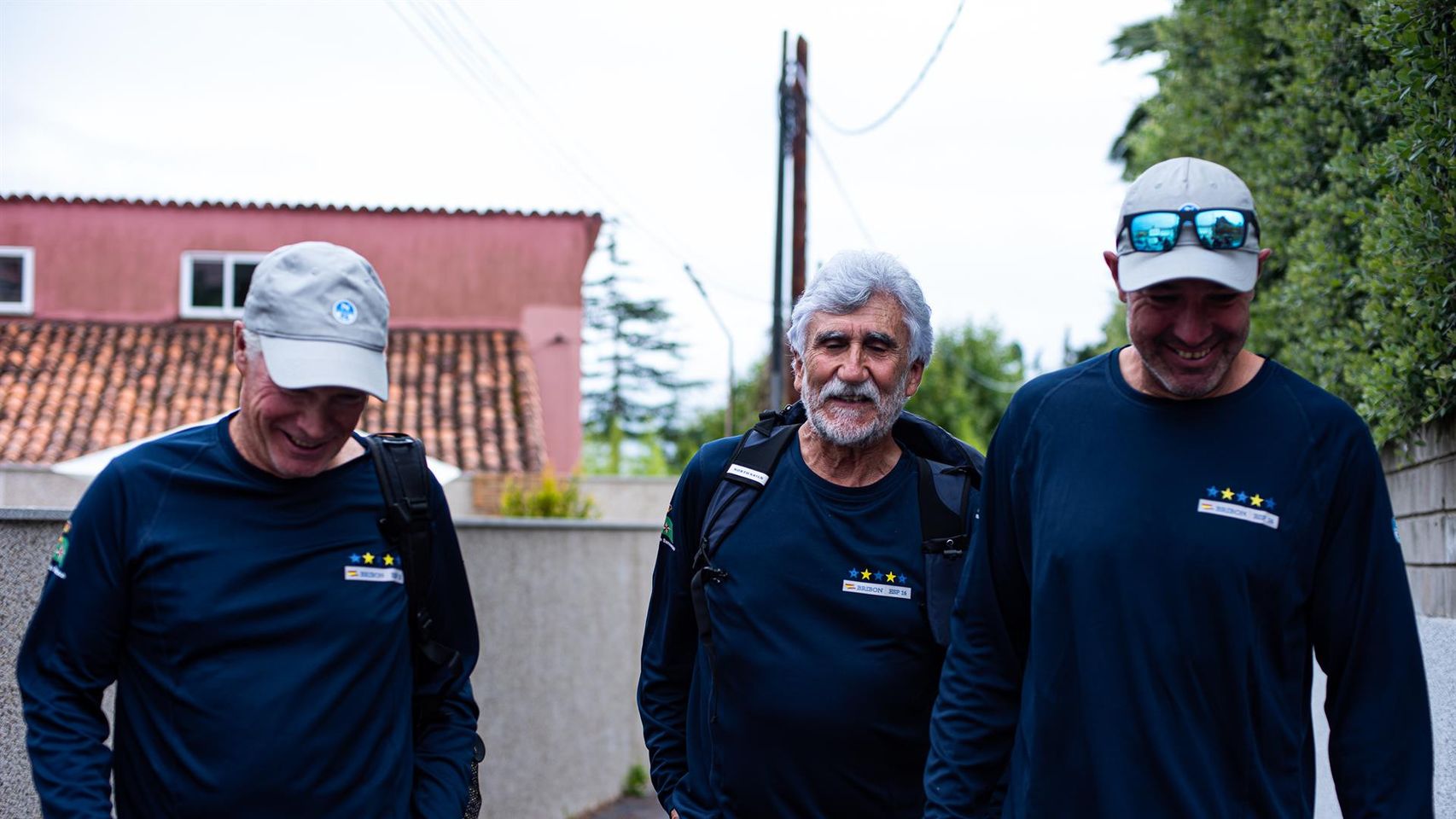 Los tripulantes del Bribón a la salida de casa de Pedro Campos, a 28 de julio de 2023, en Sanxenxo.