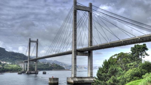 Puente de Rande nublado.
