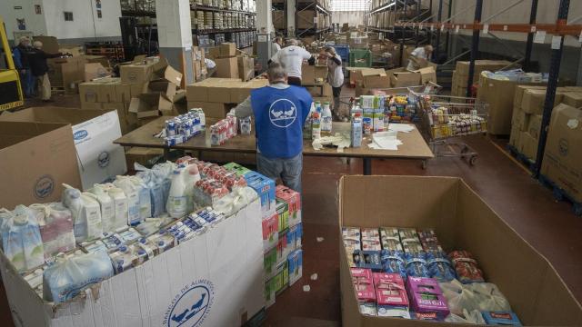 Voluntarios trabajan en la organización de productos en Vigo.
